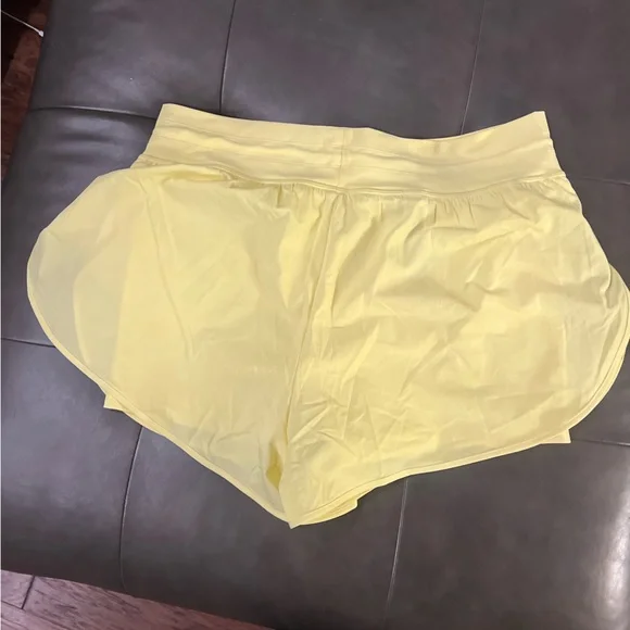 NWT Vuori daily speed short SUNLIGHT Size: XL yellow double 2.5 new extra large